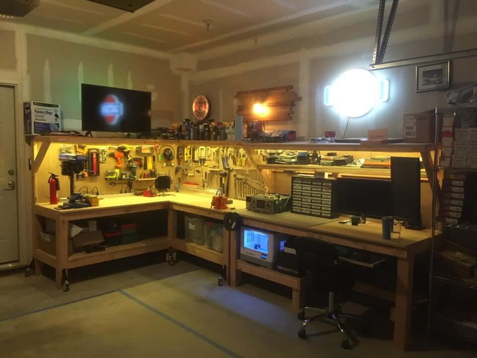 biurko programisty w garażu