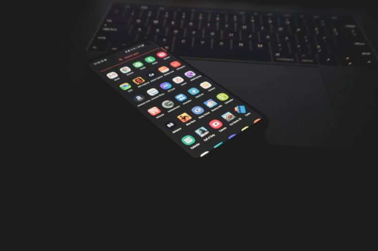 smartfon z androidem na czarnym tle
