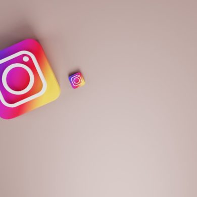 logo Instagrama na beżowym tle