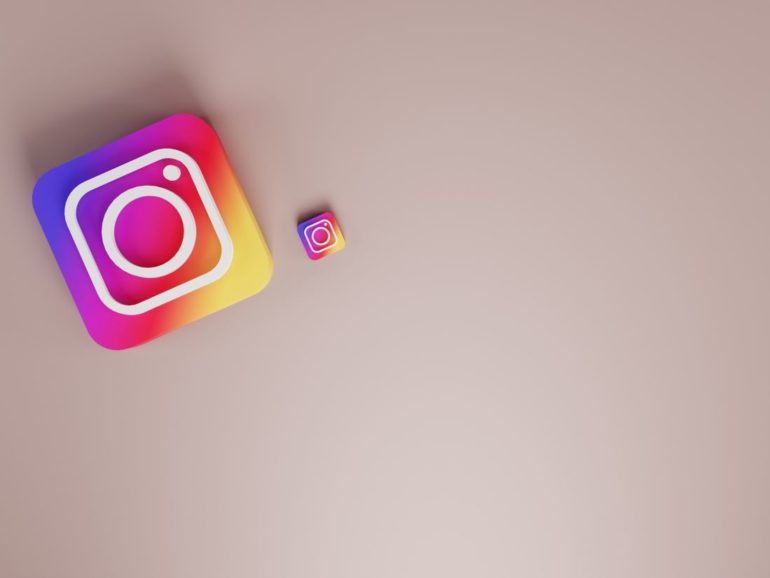 logo Instagrama na beżowym tle