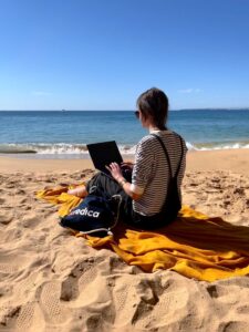 kobieta z laptopem na plaży