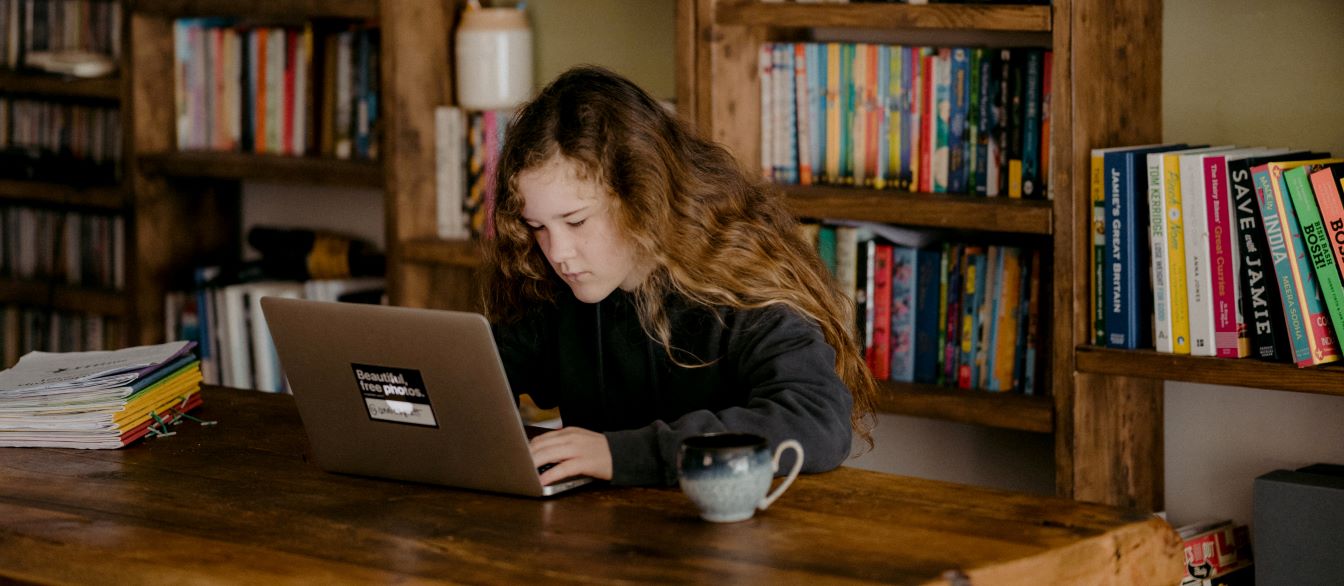 dziewczynka przed laptopem