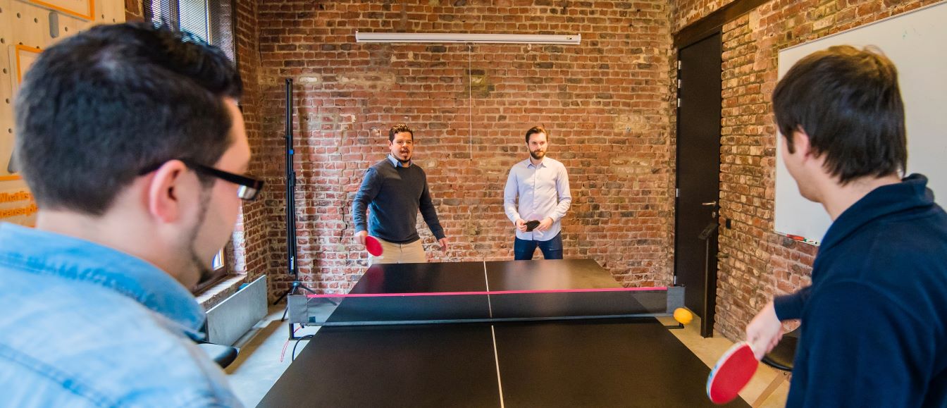 gra w ping-ponga w biurze