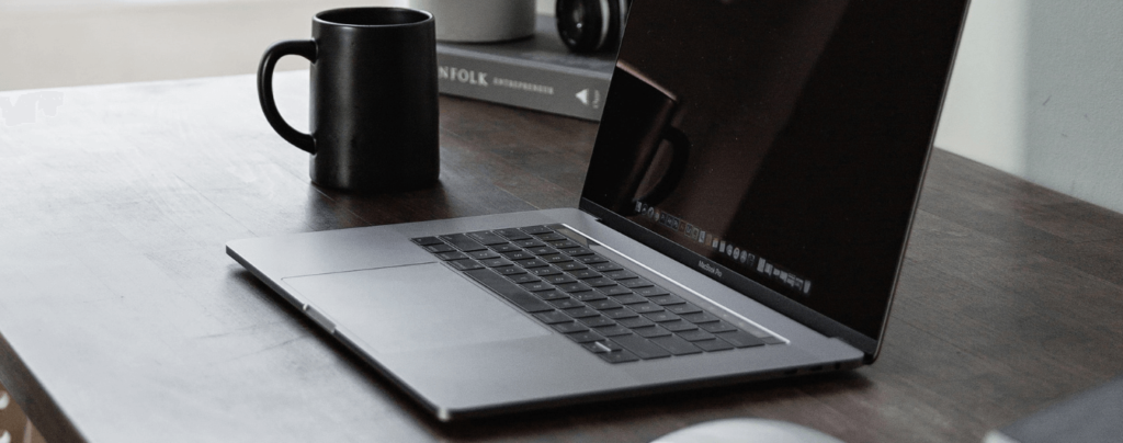 laptop na biurku